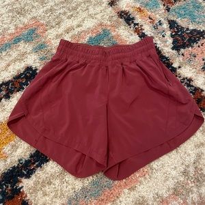 Great condition LuluLemon Hotty Hot 4” Mid-rise ❤️